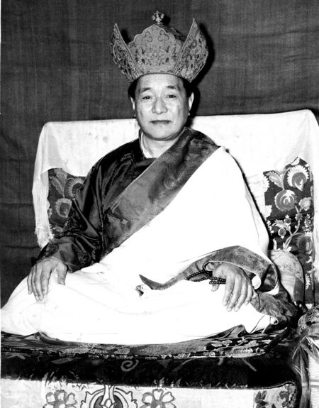 dudjum-rinpoche-sitting-black-and-white